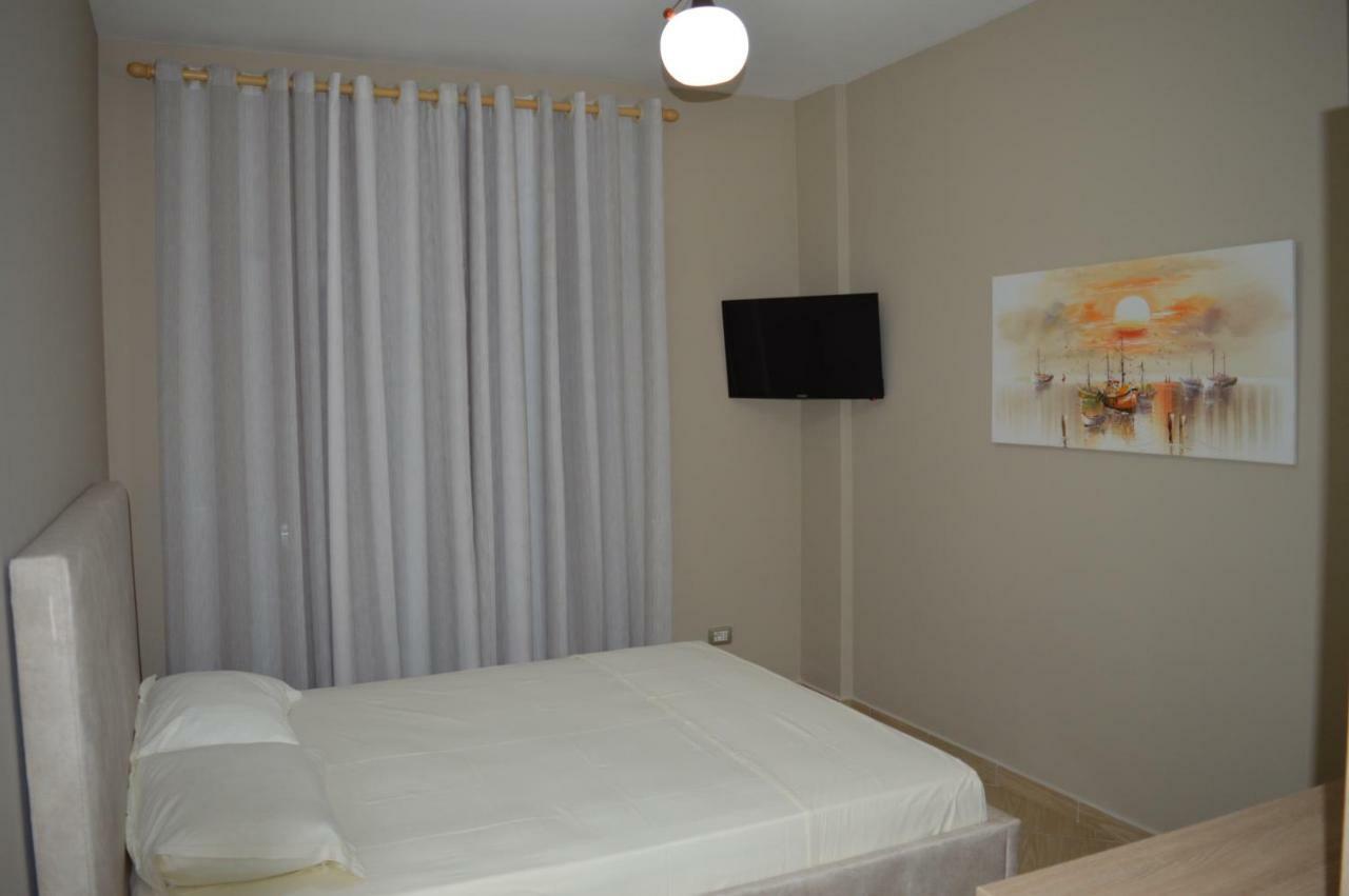 Hotel Marika Голем Екстер'єр фото