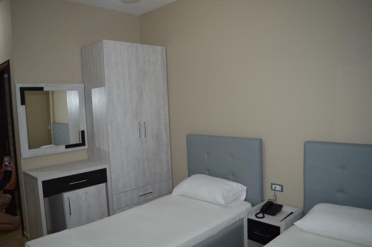 Hotel Marika Голем Екстер'єр фото